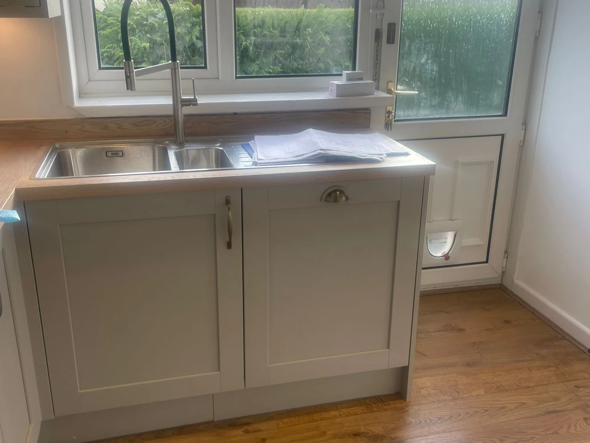 kitchen-fitting-sink-base-unit-oak-worktop-shaker-doors-swansea-daffodil-carpentry kitchen fitting sink base unit oak worktop shaker doors swansea daffodil carpentry