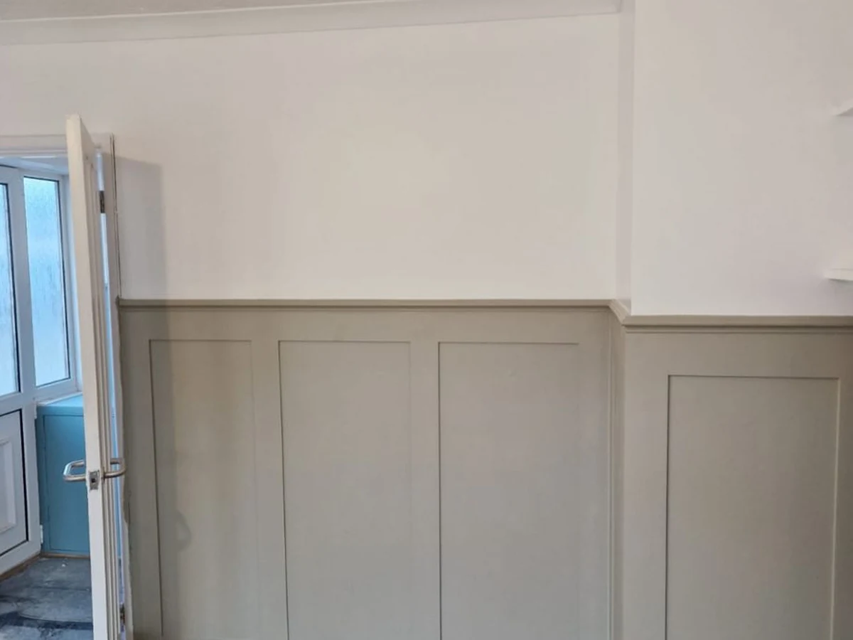 wall-panelling-sage-green-shaker-wainscoting-white-cornice-swansea-daffodil-carpentry wall panelling sage green shaker wainscoting white cornice swansea daffodil carpentry