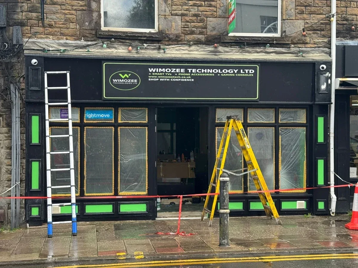 wimozee-shopfront-commercial-premises-daffodil-carpentry Wimozee Technology shopfront with black and green fascia during refurbishment